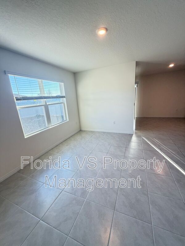 Building Photo - 804 Horsetail Dr