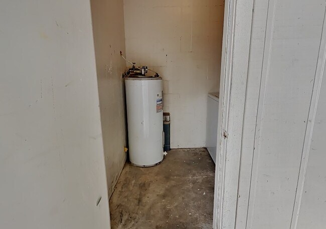 Building Photo - 1921 Truman Rd