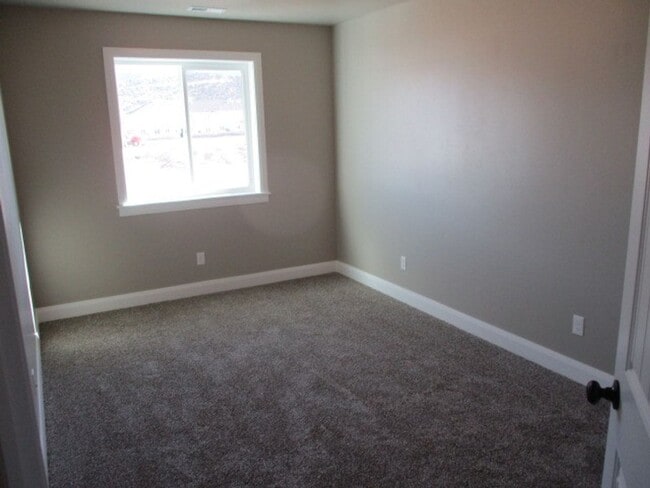 Building Photo - Move-In Discount - 3 Bed - 2.5 bath Town home in the heart of Cedar City!