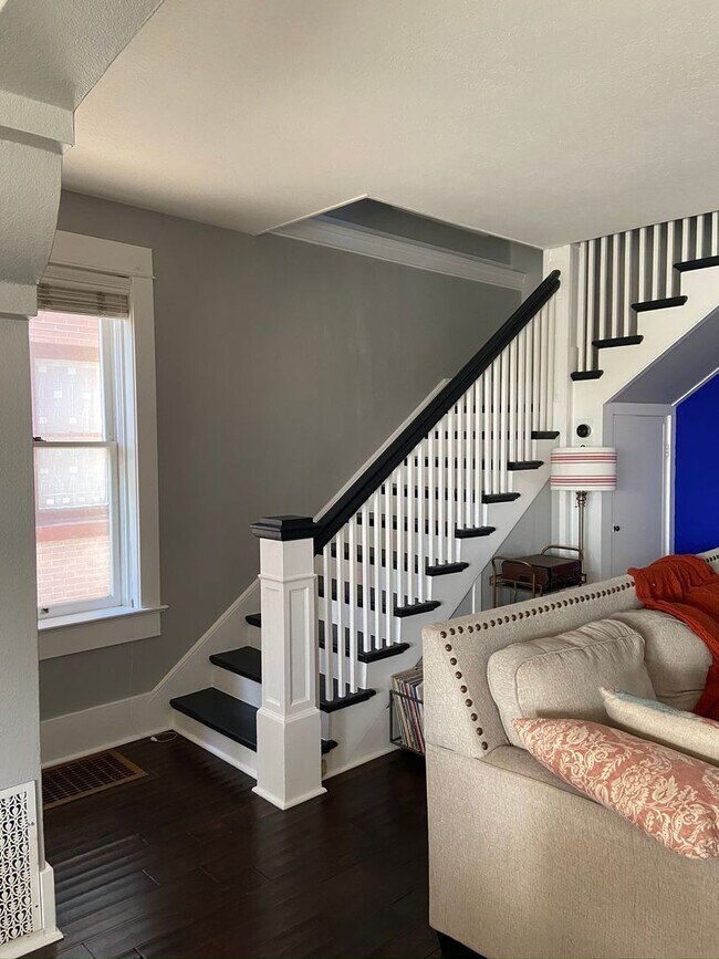 Building Photo - Charming Victorian Home Near the Universit...