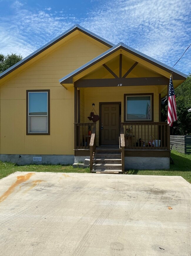 Primary Photo - 1013 Fir Ln
