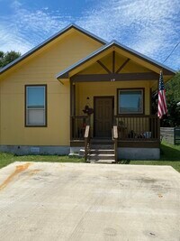 Building Photo - 1013 Fir Ln