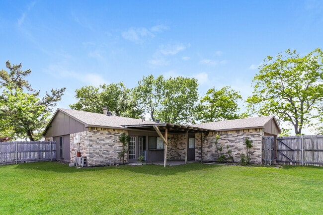 Building Photo - 507 Button Dr