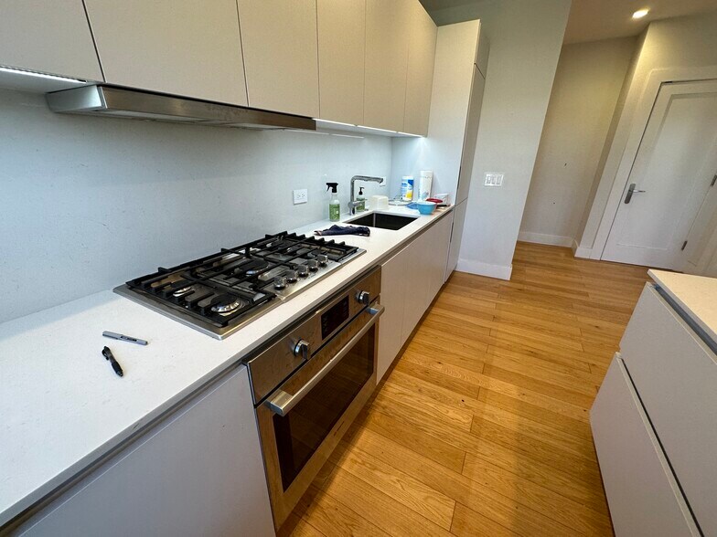 Building Photo - 36 Madison St