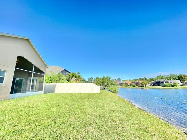 Building Photo - Beautiful Home with Water View in Waterford Lakes!