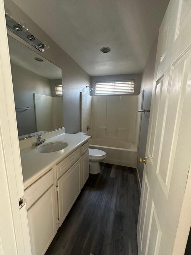 Building Photo - Beautiful 3bedroom 3bath w/ a Pool