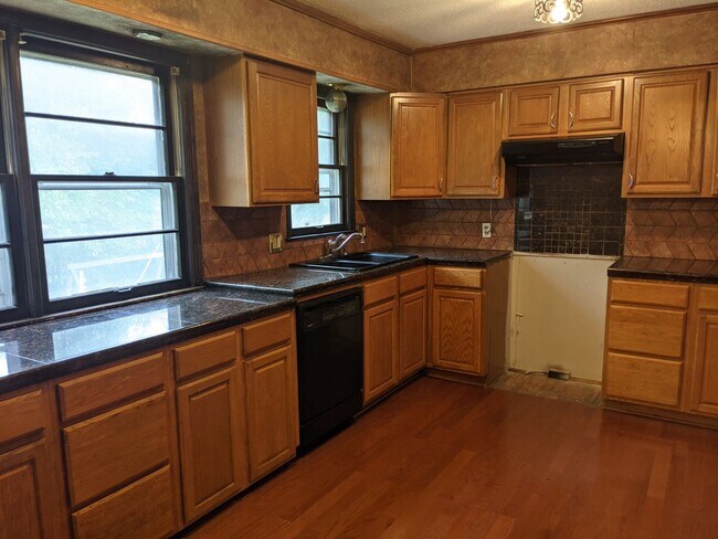 Building Photo - Recently updated Raytown single family home