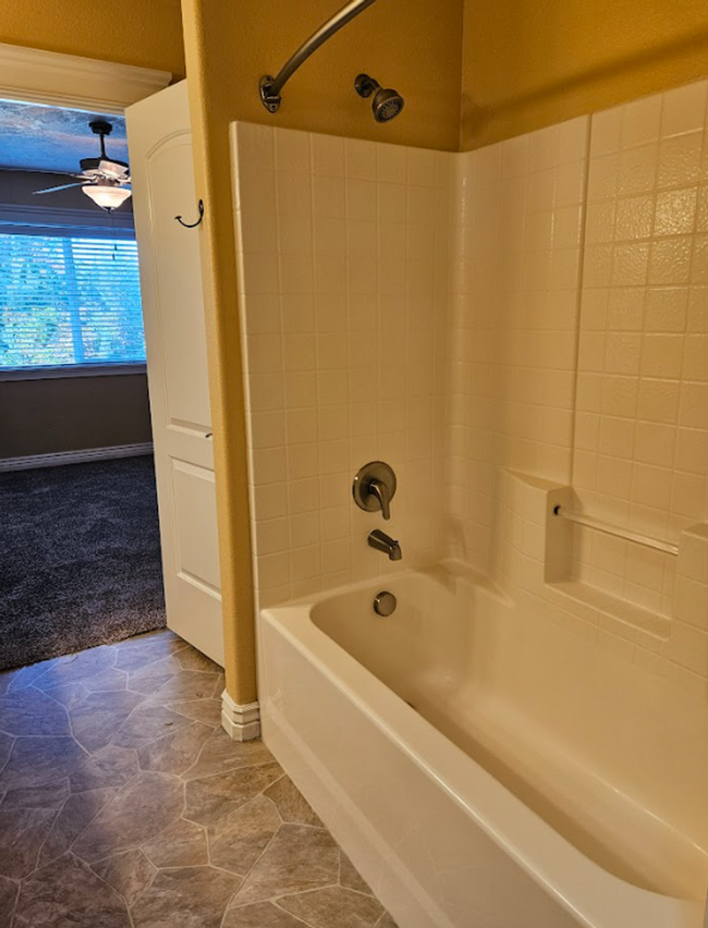 Building Photo - Centrally located 3bed/2.5bath townhome w/...