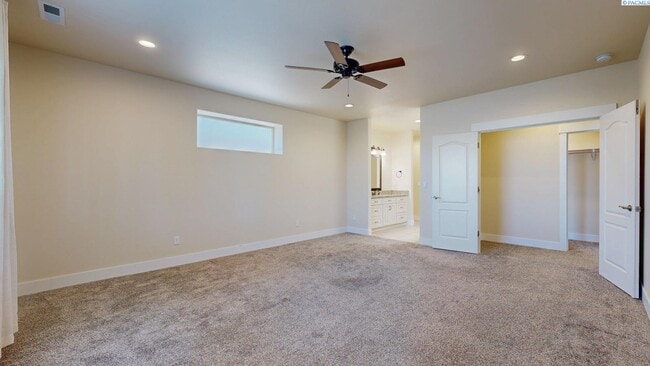 Building Photo - 4 bed, 4 bath home in Kennewick