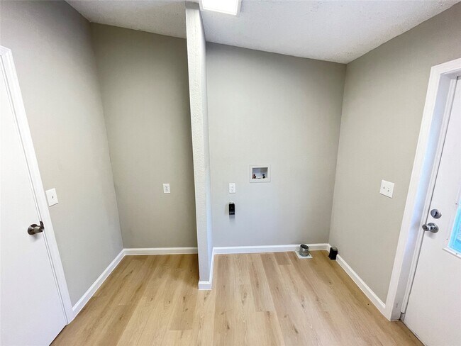 Building Photo - 128 Hall Dr S