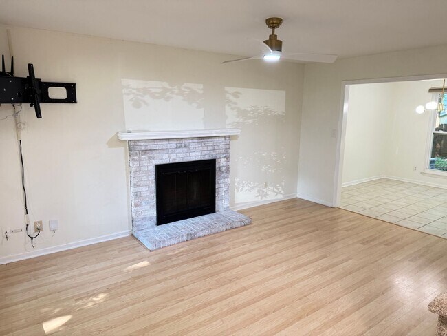 Building Photo - Spacious 3BR Home with Fenced Yard & Outdoor Living in Prime Location!