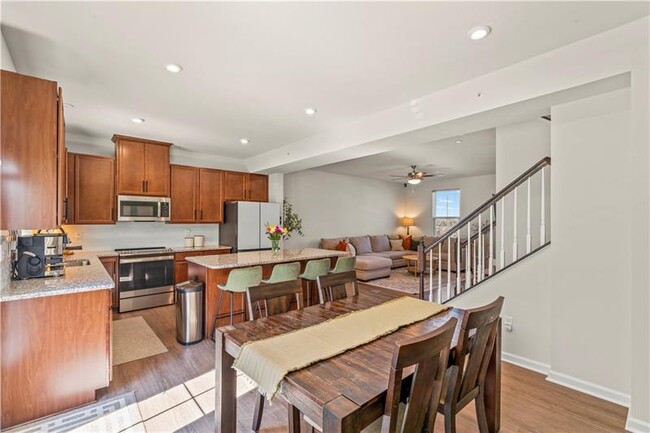 Building Photo - 484 Greenwood Dr