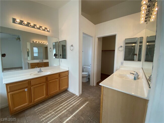 Building Photo - 1317 Woodmore Dr