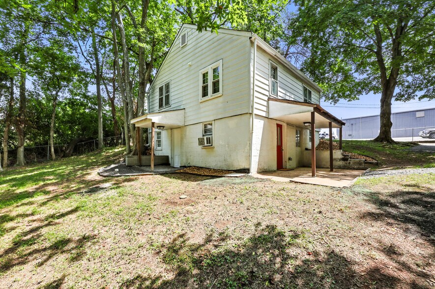 Huge backyard and no neighbors on either side. Surrounded by woods. - 1 Proctor Dr