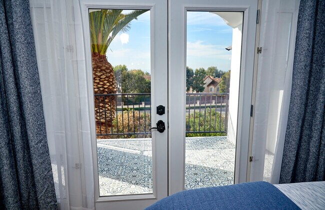 Building Photo - 7080 Via del Mar