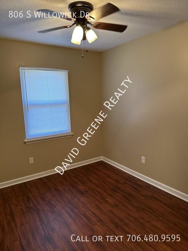Building Photo - 806 S Willowick Dr