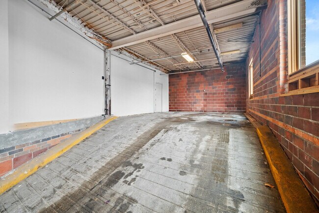 Building Photo - 301 E Walnut St