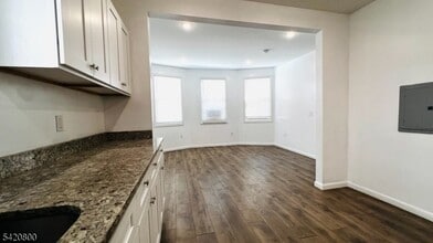 Building Photo - 473 Grove St