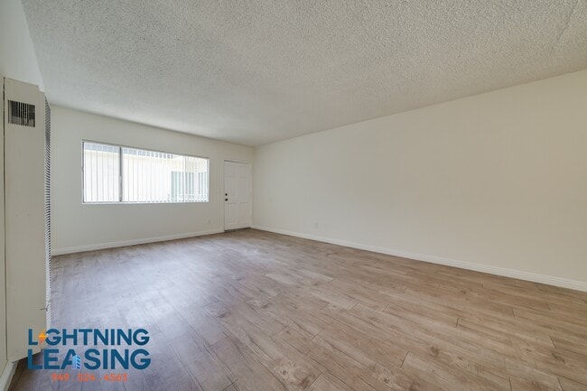 Building Photo - 5132 1/2 Yarmouth-25D