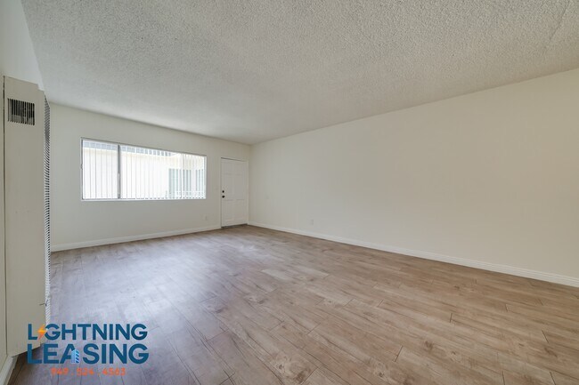 Building Photo - 5133 Yarmouth-25D