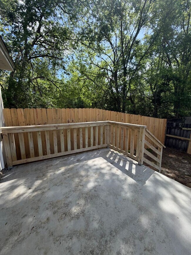 Building Photo - Gorgeous 2/2 newly renovated townhome available now!