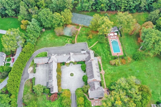 Building Photo - 60 Piping Rock Rd