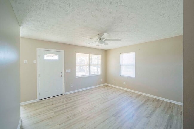 Building Photo - 2025 Shepherd Dr