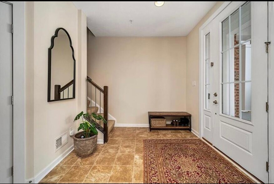 Building Photo - 323 Osona Ln