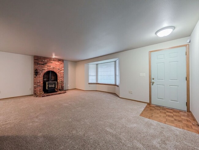 Building Photo - 3 bed, 2 bath Ramber with 2 Car Garage & Fenced yard!