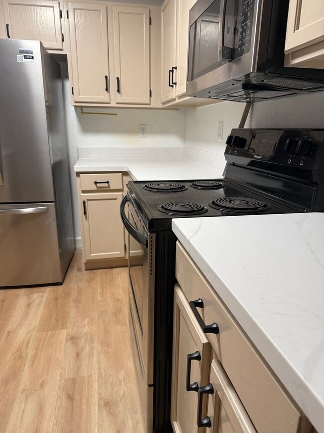 Building Photo - Gated Community with easy west bound 80 access