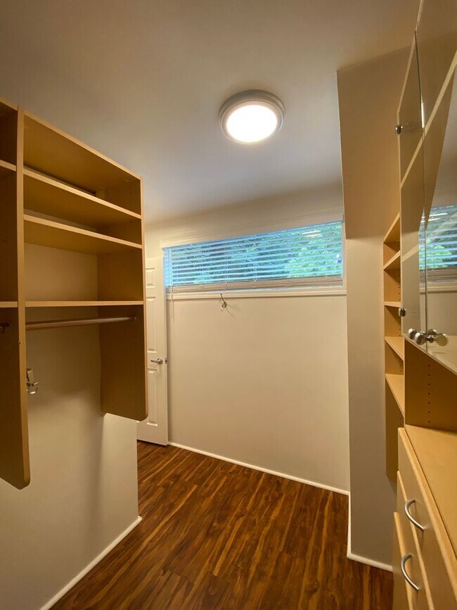 Building Photo - Long Beach: 4 bedroom 3 bath with Spacious...