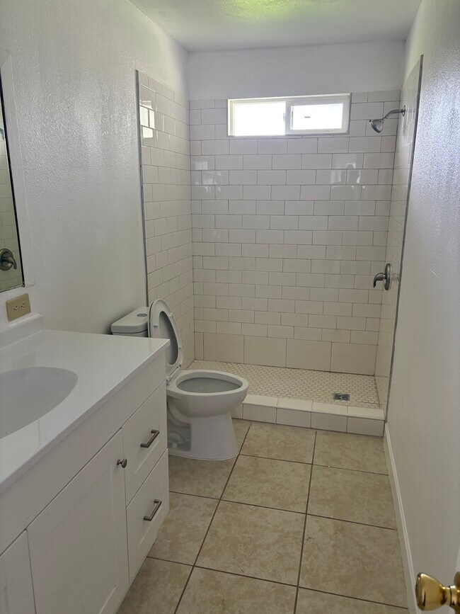 Building Photo - 801 N Akers St