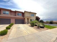 Building Photo - 4 bed, 2.5 bath duplex w/1 car garage