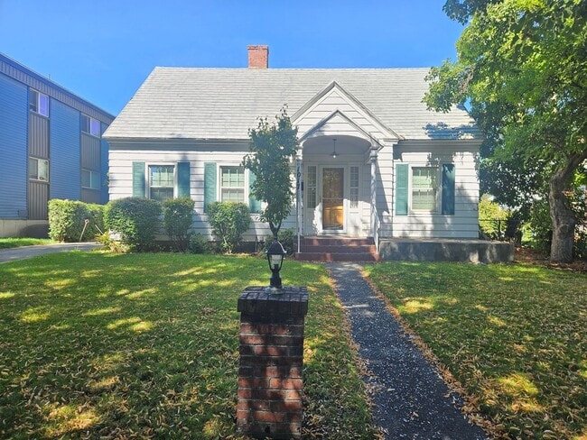 Building Photo - $2,100 - 3 Bed / 2 Bath Charming Home by G...