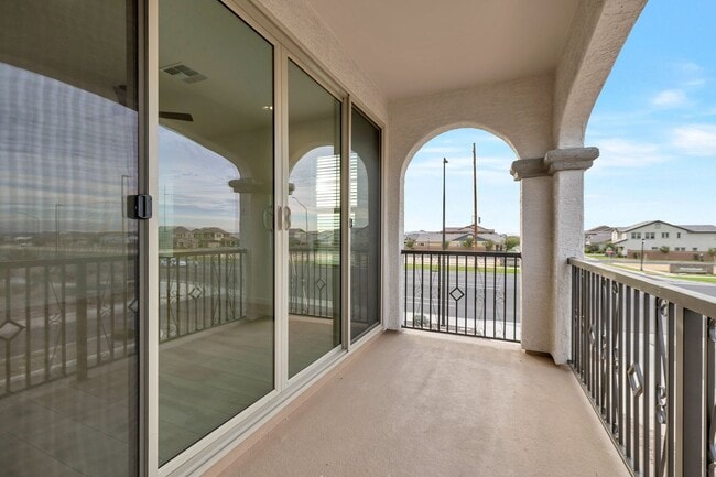 Building Photo - Like new Luxurious Modern townhome with 2 Master Suits in Warner Meadows!