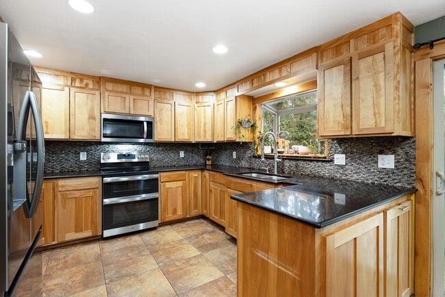 Building Photo - SW Bend Reverse-Living Home on .36 Acres | 5 Bedrooms | 3 Bathrooms