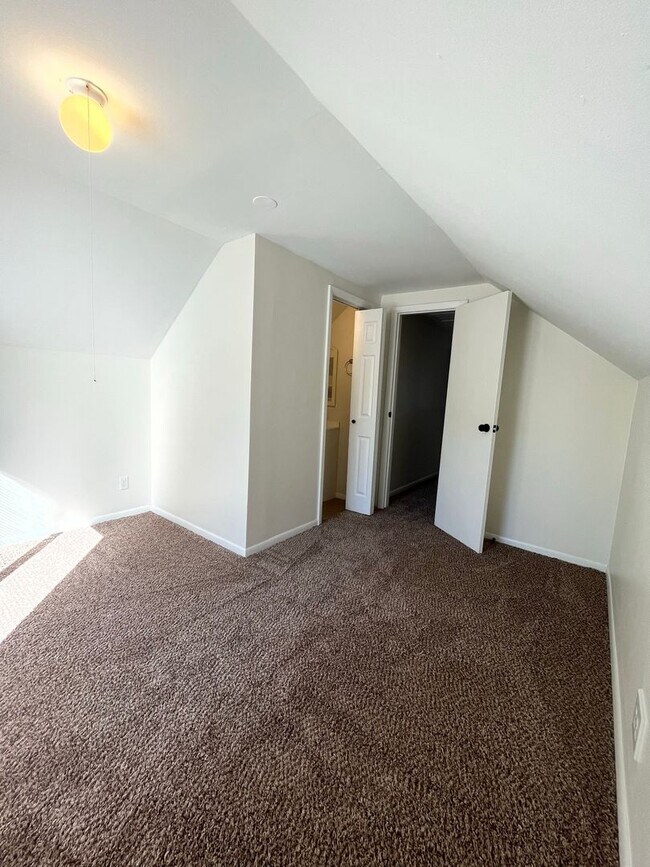 Building Photo - 3 Bedroom 1.5 Bathroom Home with Fenced in...