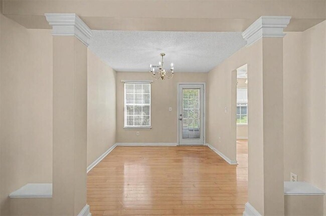 Building Photo - 2025 Baramore Oaks Dr