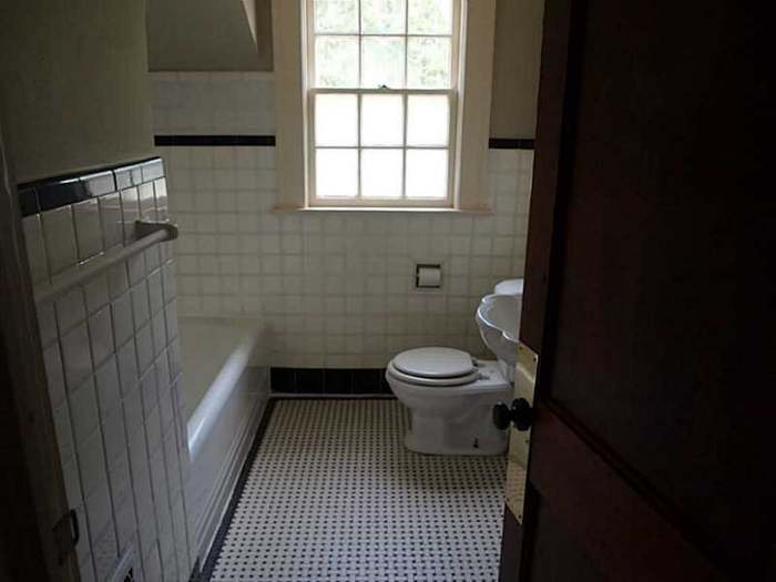 Guest bathroom with original flooring and beautiful arch over tub. - 1733 Melrose Dr SW