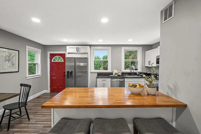 Building Photo - 5811 Bramble Ave