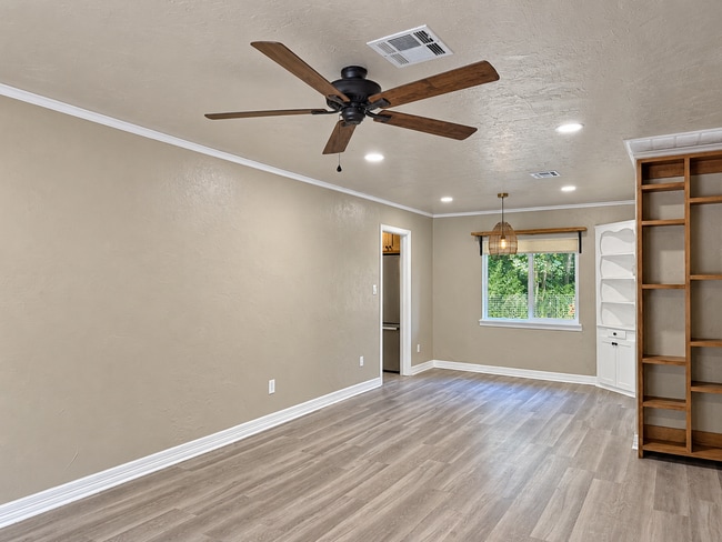 Building Photo - Charming 2 Bed 1 Bath