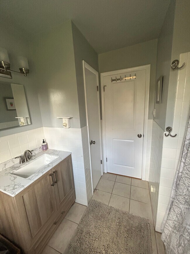 Building Photo - 44 Maple Ave