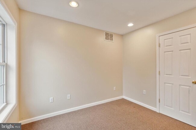 Building Photo - 104 Poplar St