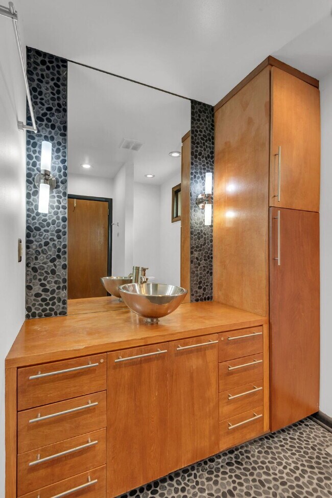 Building Photo - "Charming 3-Bedroom Haven with Gleaming Hardwood Floors in Vibrant Nashville Neighborhood!"