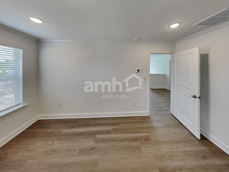 Building Photo - 5002 Twin River Dr