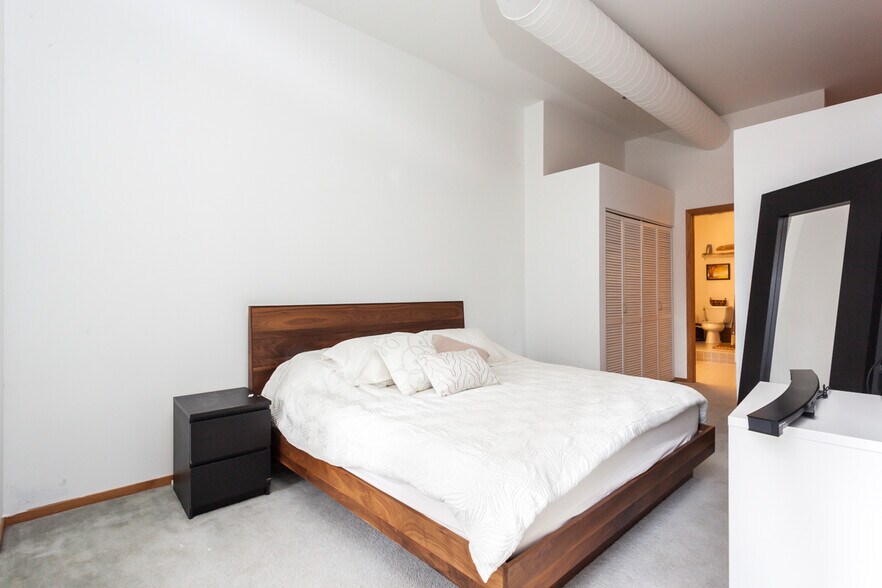 Building Photo - 910 S Michigan Ave