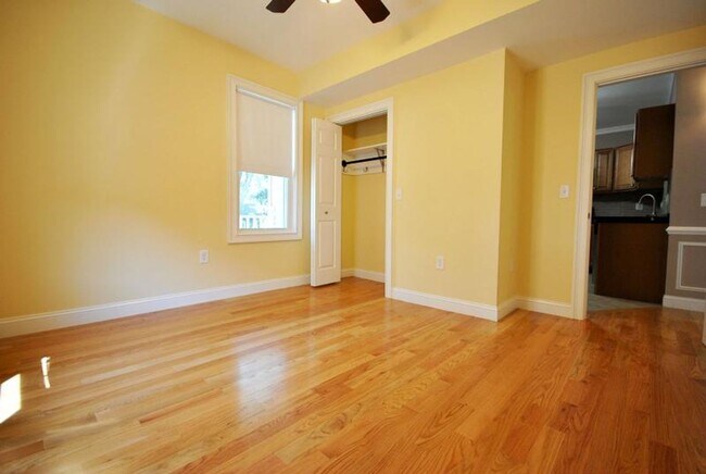 Building Photo - Oak Sq. Brighton 3-bed with Parking