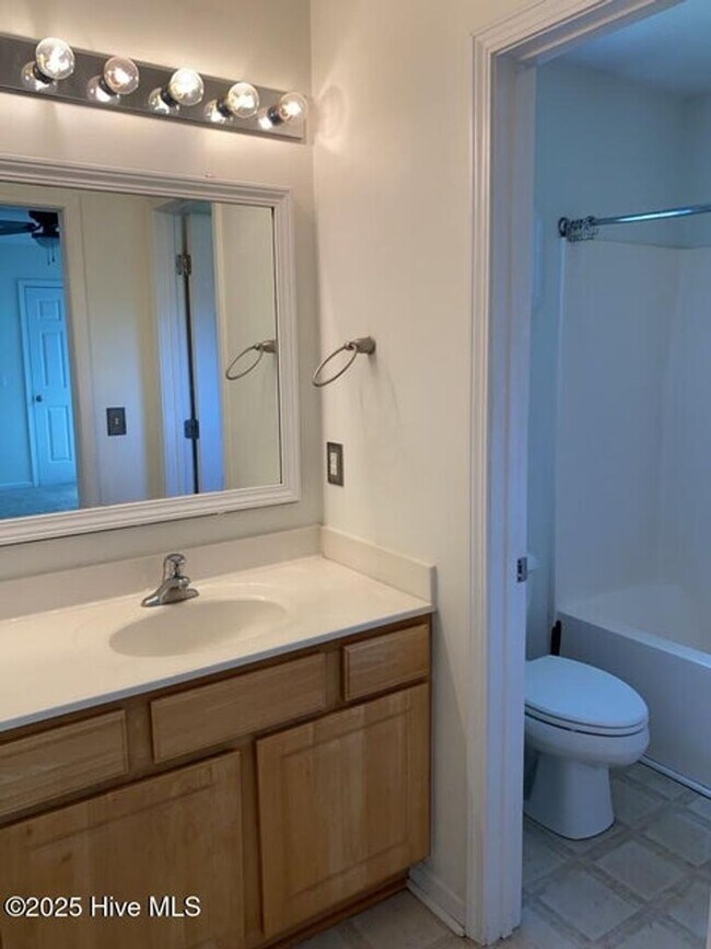 Building Photo - 206 Red Carnation Dr