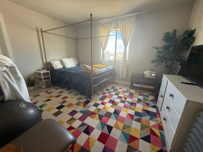 Building Photo - 4 Bed 3 Bath Home Minutes Away from Ft. Carson, Peterson SFB , & Schriever SFB!!