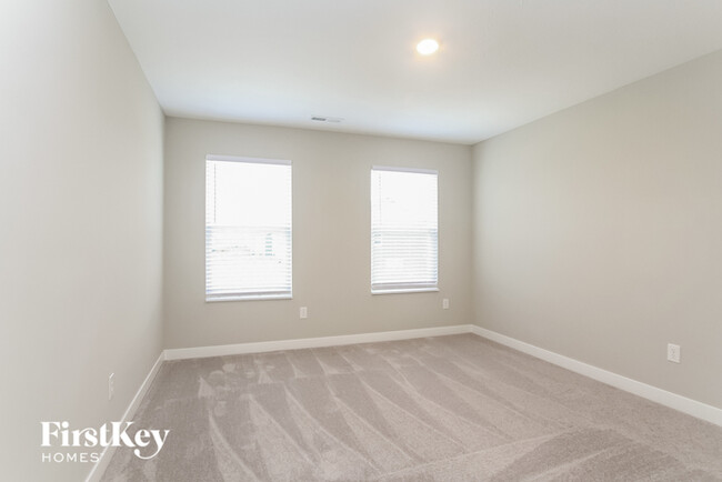 Building Photo - 2404 S Carlota Dr